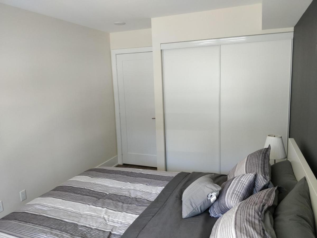 Entertainment District, Downtown Toronto, 1 Bed Den. Pure Comfort Apartment